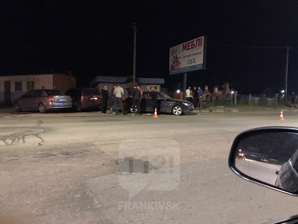 В ніч на неділю на Надрічній п’яний водій зніс електроопору та розбив дві машини (ФОТО)