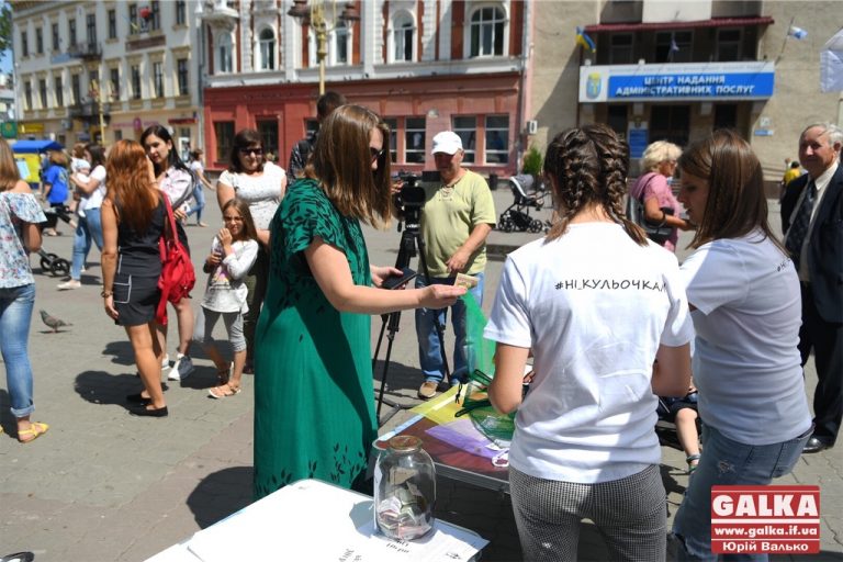 У центрі Франківська продають екоторбини і закликають відмовитися від пластикових (ФОТО)