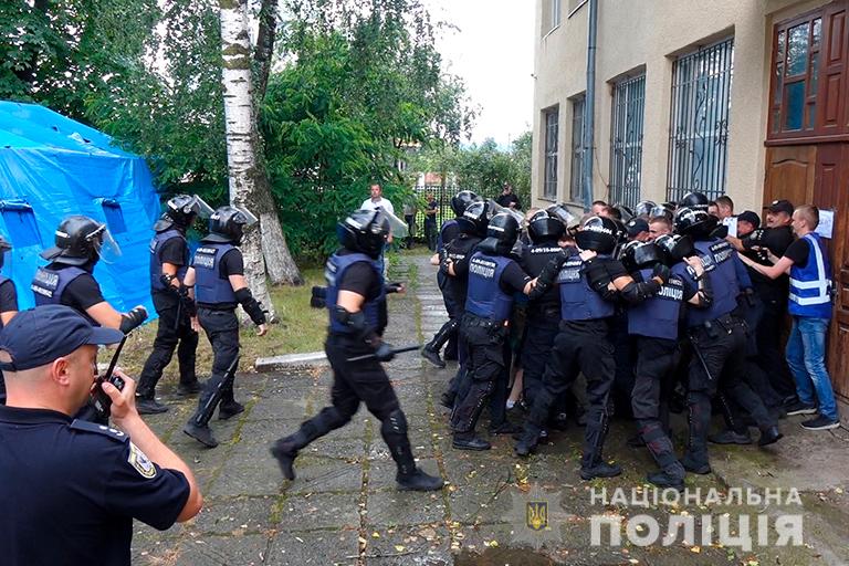 Безпека на виборах. Поліцейські Івано-Франківщини провели тактико-спеціальні навчання (ФОТО, ВІДЕО)