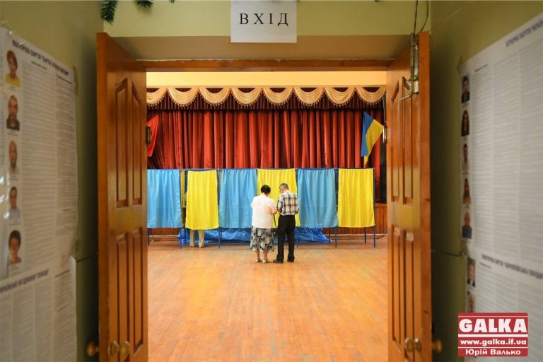 Ранні пташки. Як голосують у приміських Вовчинцях (ФОТО)