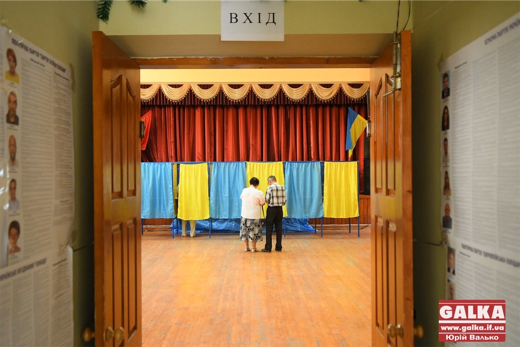 Ранні пташки. Як голосують у приміських Вовчинцях (ФОТО)