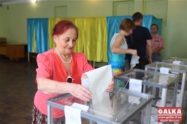 Старші люди активізувалися, а молодь не приїхала. Як голосують у франківській школі та студентському гуртожитку (ФОТО)