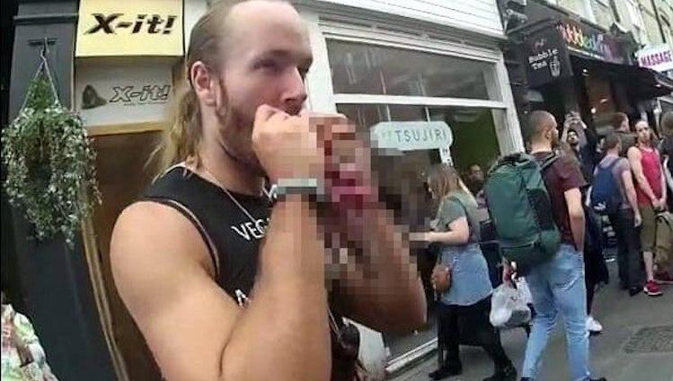 У Лондоні борці за права м’ясоїдів їли білок серед вулиці (ФОТО)