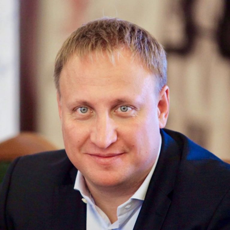 85-й округ: “позеленілий” Шевченко полює на виборців з дармовою ковбасою і лисим Жекою