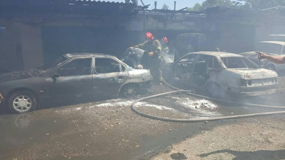 У Долині загорівся гараж і три автомобілі (ФОТО)