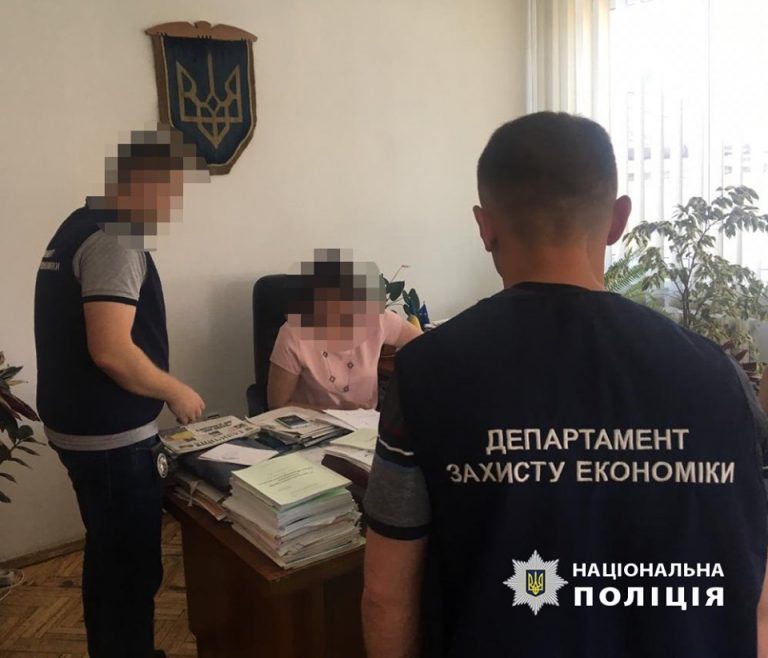 Керівницю управління статистики в області схопили на хабарі (ФОТО)