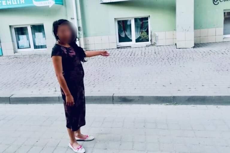 Поблизу вокзалу 17-річна дівчина і спільниця пограбувала перехожого франківця (ФОТОФАКТ)