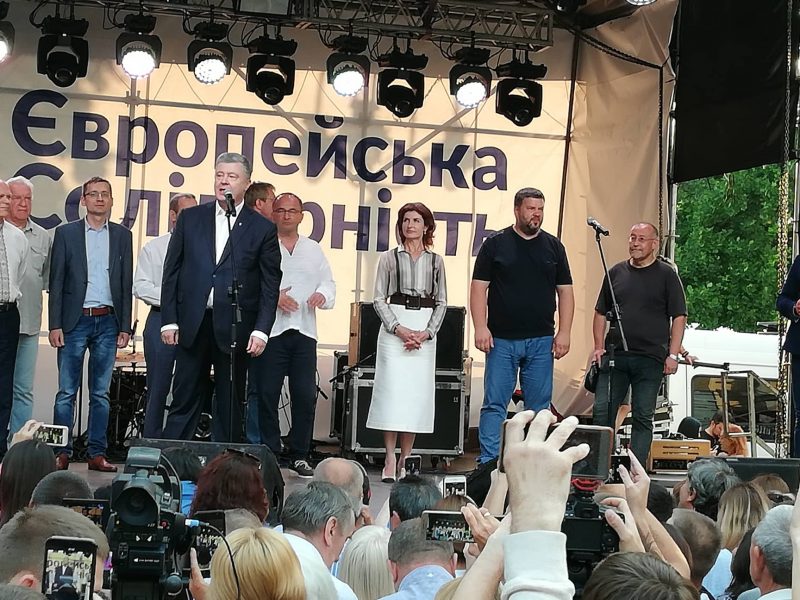 Під час віче у Івано-Франківську лідер Європейської Солідарності Петро Порошенко підтримав депутата-мажоритарника Олексія Петечела (ФОТО, ВІДЕО)