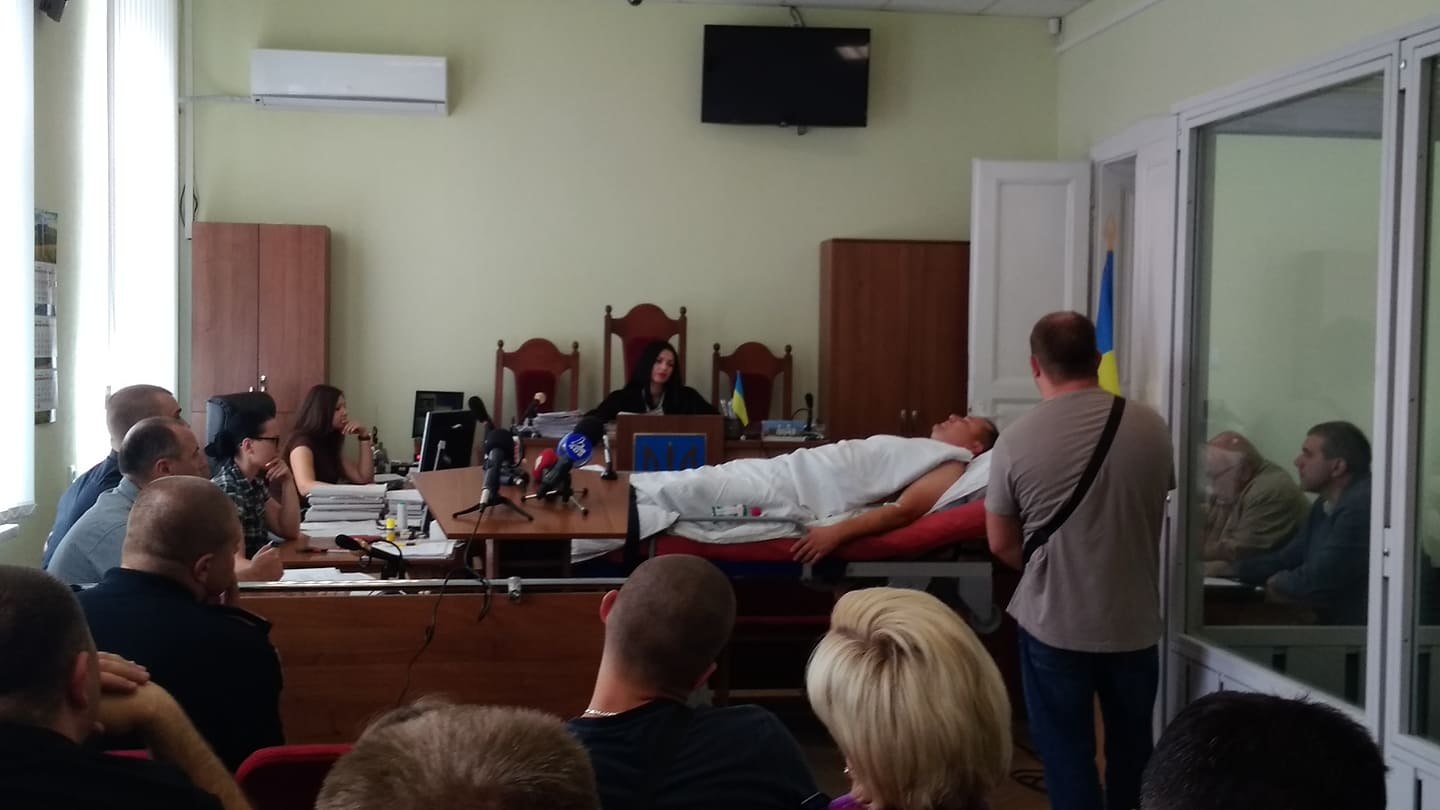 Лежачого на ношах. Депутата, підозрюваного у смертельній ДТП, таки привезли до суду (ФОТО, ОНОВЛЕНО)