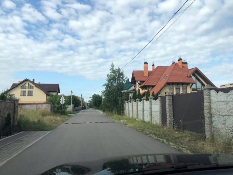 Вовчинці обклали “лежачими поліцейськими” (ФОТО)