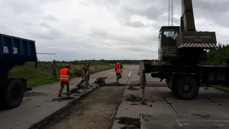 Військові інженери ремонтують руліжні доріжки летовища в Івано-Франківську (ФОТО)