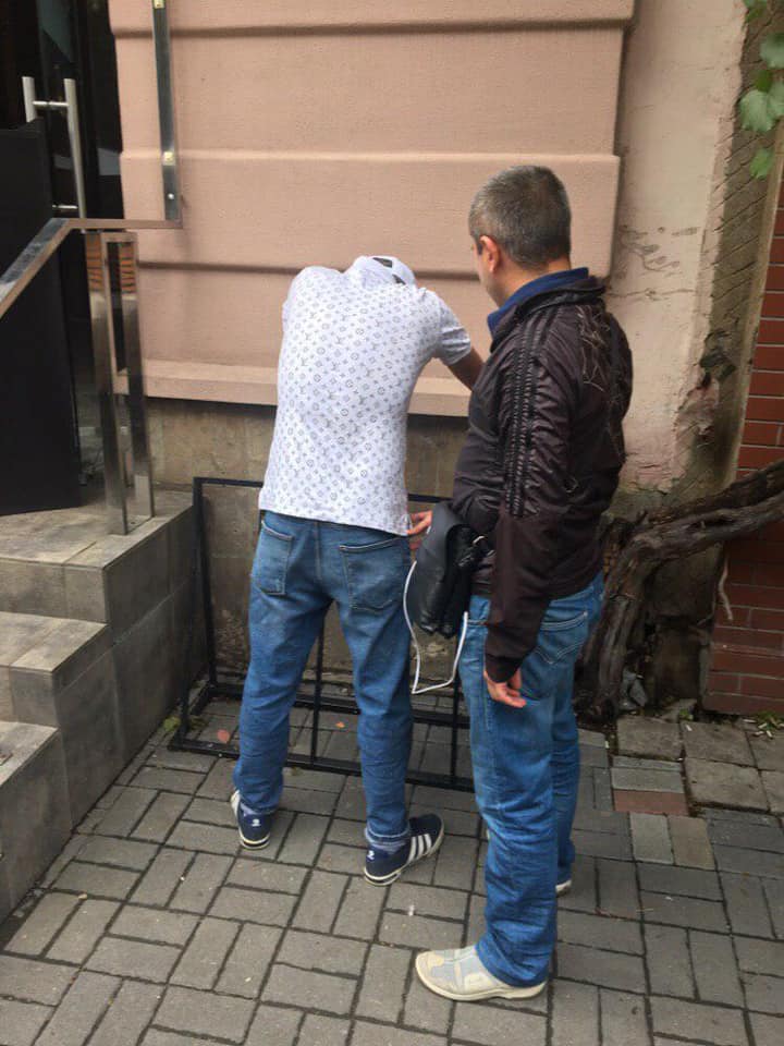 У центрі міста затримали іноземців з краденими речима (ФОТО)