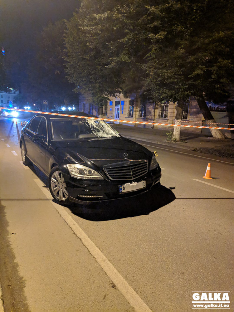 В ніч на неділю поблизу “Білого дому” Мercedes смертельно травмував пішохода (ФОТО)