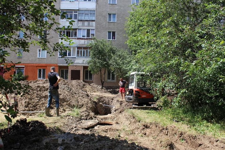 На Симоненка взялися капітально ремонтувати прибудинкові території (ФОТО)
