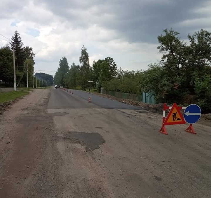 Сезон робіт триває: на Прикарпатті дорожники наводять лад на 6 автошляхах (ФОТО)