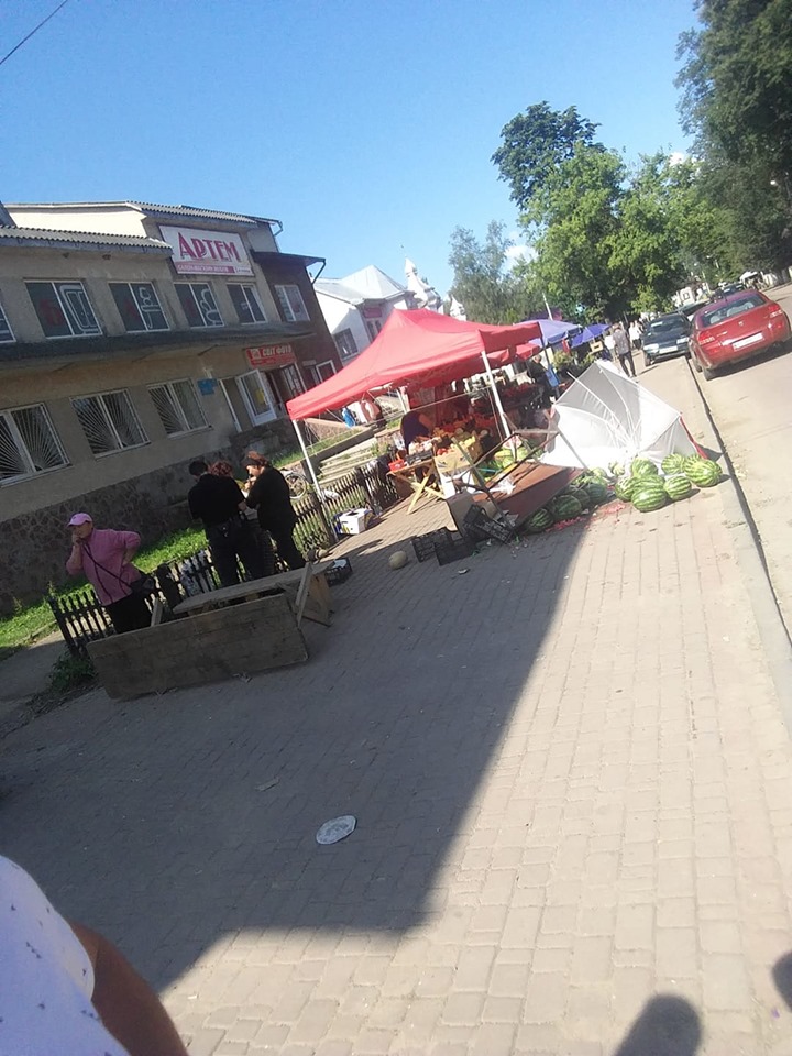 “Баштанні війни”: на ринку в Перегінську торговець понищив кавуни конкуренту (ФОТОФАКТ)