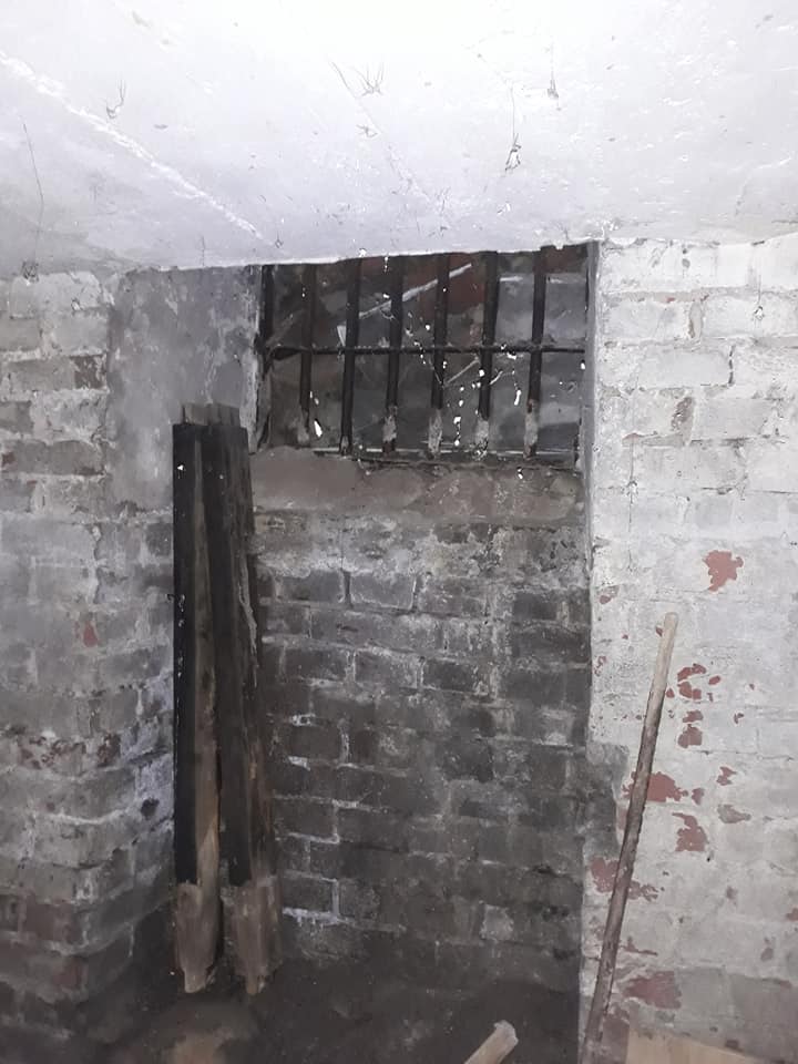 На Прикарпатті у камерах колишньої в’язниці знайшли написи і малюнки жертв комуністичного режиму (ФОТО)