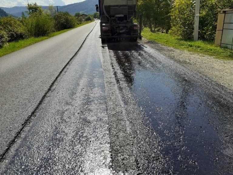 На Прикарпатті триває ремонт ділянки дороги Криворівня – Чернівці (ФОТО)
