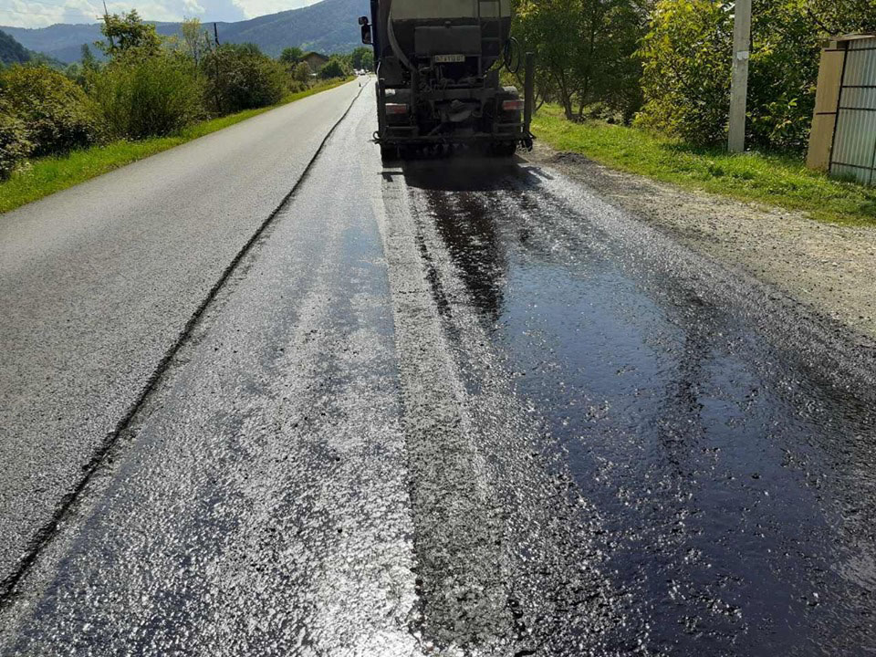На Прикарпатті триває ремонт ділянки дороги Криворівня – Чернівці (ФОТО)