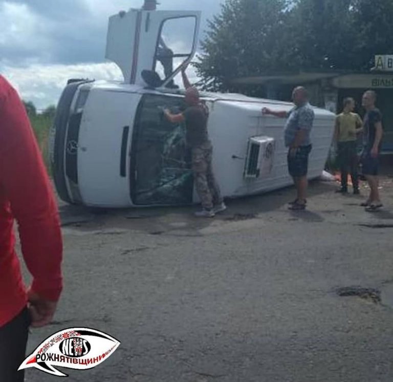 На Рожнятівщині люди допомогли п’яному водію підняти машину після ДТП і він поїхав далі (ФОТО)