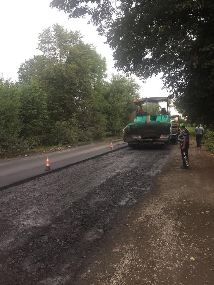 У селі на Косівщині ремонтують дорогу регіонального значення (ФОТО)