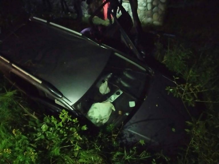На Долинщині автівка злетіла в кювет: пасажирів витягали рятувальники (ФОТО)