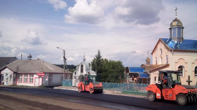 Як у селі на Городенківщині дорогу ремонтують (ФОТО, ВІДЕО)