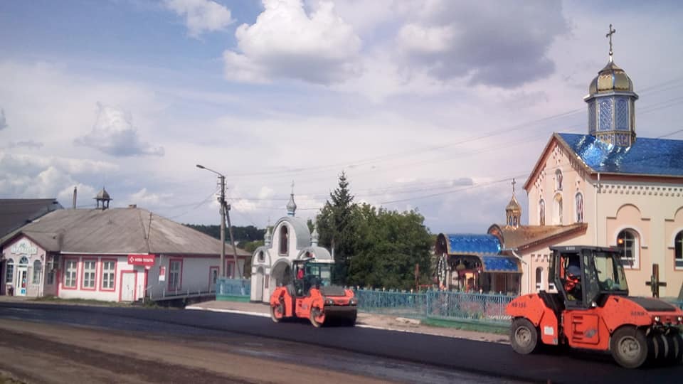 Як у селі на Городенківщині дорогу ремонтують (ФОТО, ВІДЕО)