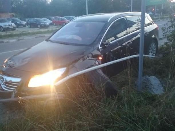 У Калуші п’яний водій на “Опелі” вилетів на тротуар та розніс металевий паркан (ФОТО)