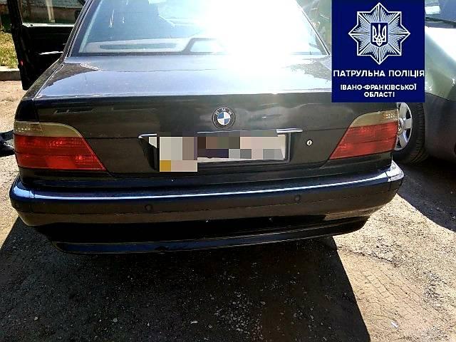 У Франківську патрульні зупинили авто з підробленими документами (ФОТО)