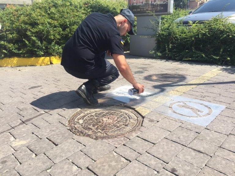 У Франківську рятувальники закликають не паркуватися на пожежних гідрантах (ФОТО)