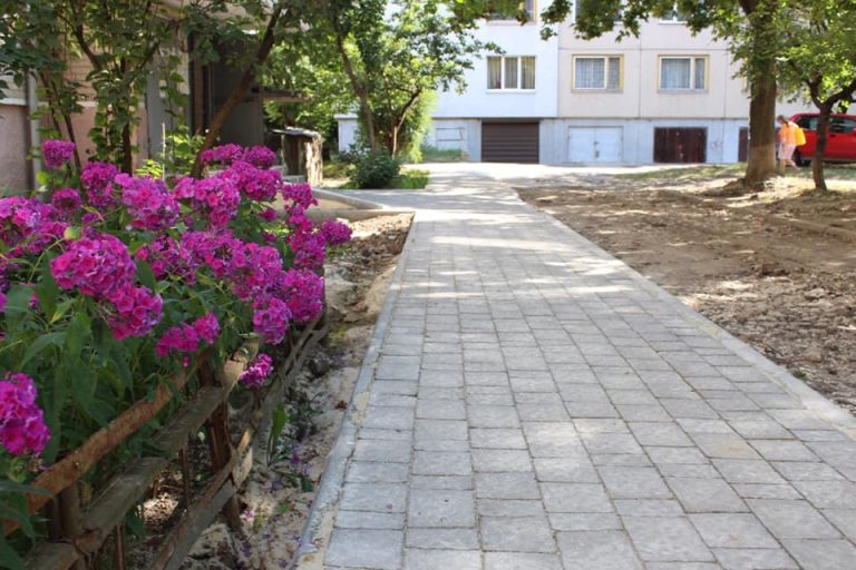 Черговий франківський двір отримав нові тротуари (ФОТО)