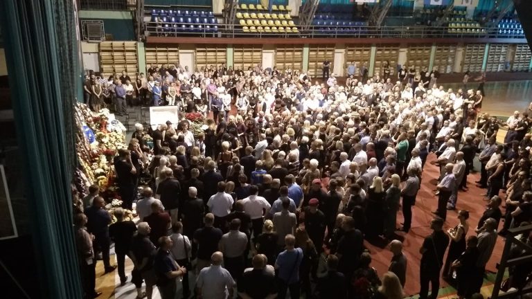 Сотні людей прийшли попрощатися з видатним франківцем Романом Вірастюком (ФОТО)