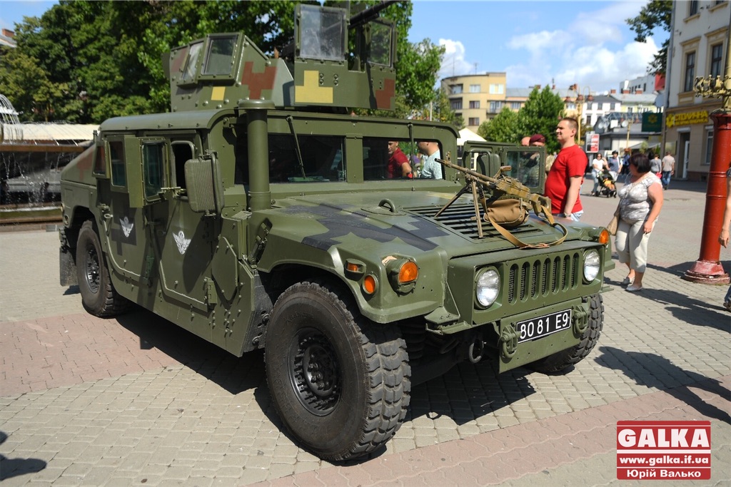 У центрі Франківська військові “припаркували” бойове авто – запрошують містян служити за контрактом (ФОТО)