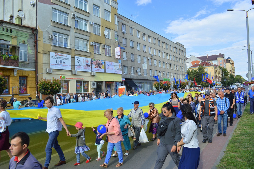 Яскравою ходою франківці відзначили річницю Декларації про суверенітет (ФОТО, ВІДЕО)