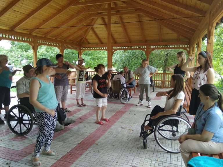 Для підопічних франківського геріатричного пансіонату влаштували танці (ФОТО)
