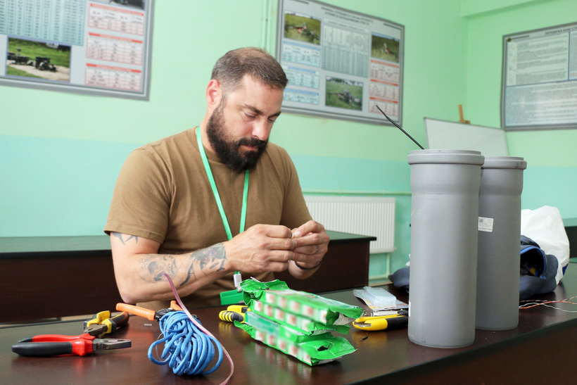 На Прикарпатті канадські військові вчать українських, як правильно проводити розмінування (ФОТО)
