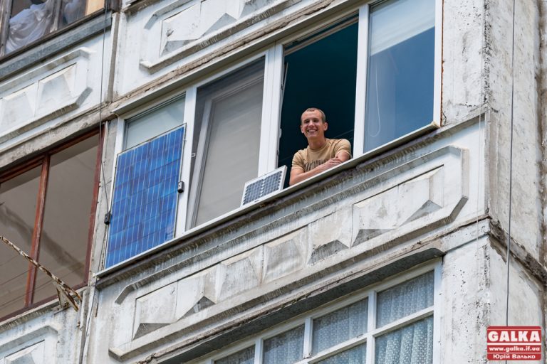 Сонячна станція на балконі чи сотні панелей на подвір’ї. Як прикарпатці переходять на альтернативну енергію