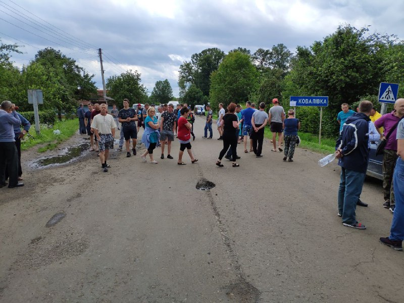 На Надвірнянщині мешканці знову перекрили дорогу. Вимагають ремонту (ФОТО, ВІДЕО)