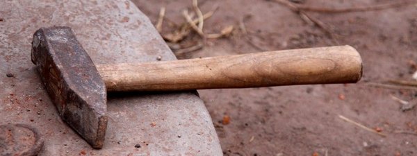 14 років тюрми отримав прикарпатець, який молотком забив чоловіка і вкрав дві його автівки