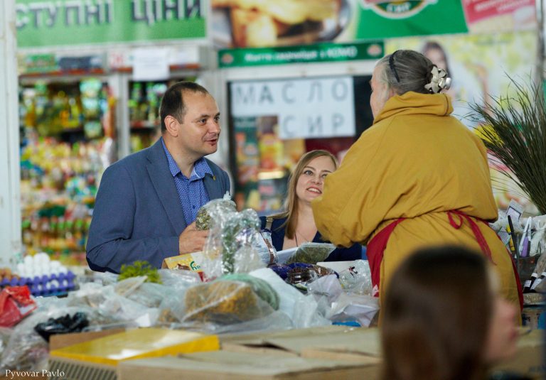 За продуктами та порадами: як мер Франківська на ринок ходив (ФОТО)