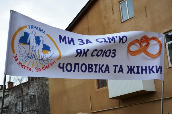 Кандидатів у нардепи питають, чи вони проти абортів і за природній порядок чоловіка і жінки