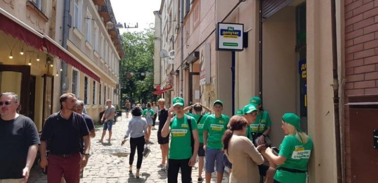 Поліція взялася перевіряти законність агітації дітьми за “Слугу Народу” і їх кандидата (ФОТОФАКТ)