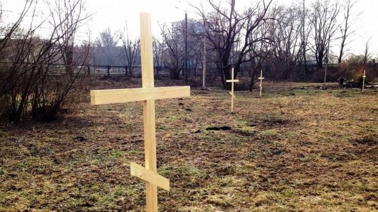 Голос соцмереж. Суд вказав знести капличку та хрести поблизу міського озера