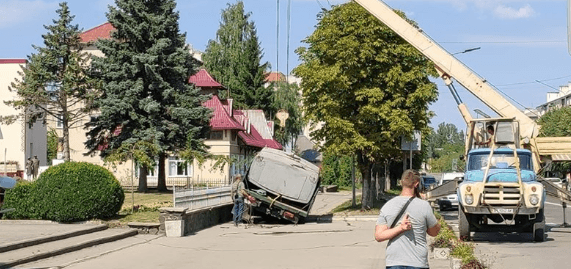 У Долині поливалка провалилася під асфальт – довелося витягувати краном (ФОТОФАКТ)