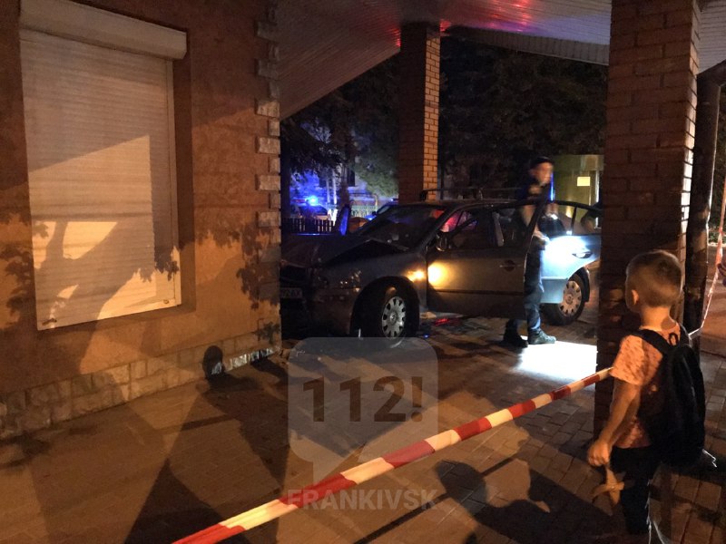 Вечірня ДТП у Франківську: автомобіль вилетів на тротуар і врізався в магазин (ФОТО, ОНОВЛЕНО)