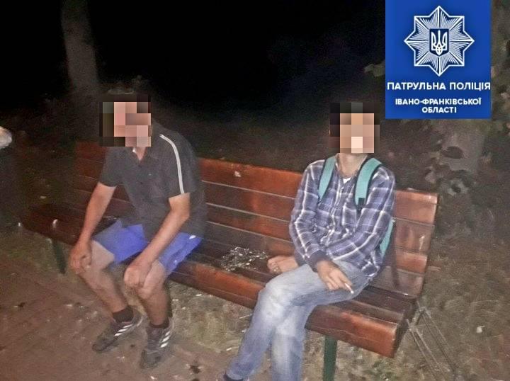 У Франківську вночі двоє чоловіків поцупили зливні решітки (ФОТО)