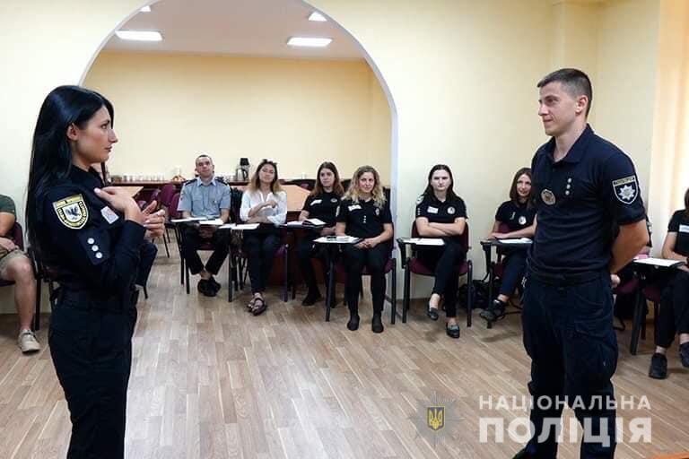 Як прикарпатські поліціянти мову жестів вивчають (ФОТО)