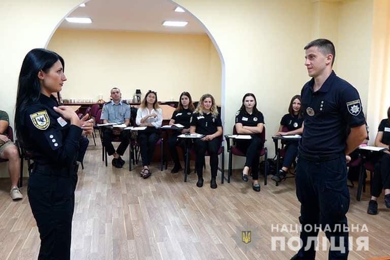 Як прикарпатські поліціянти мову жестів вивчають (ФОТО)