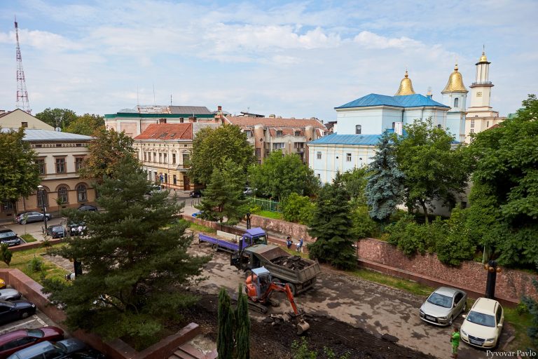 У центрі Франківська облаштовують парковку для туристичних автобусів (ФОТО)